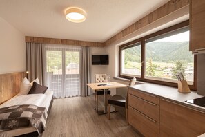 32-英寸纯平电视 （配备卫星频道）、电视