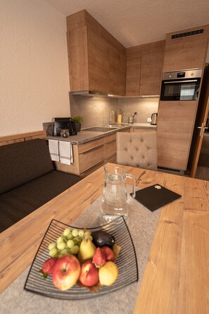 Televisi layar datar 32-inci dengan saluran TV satelit dan TV