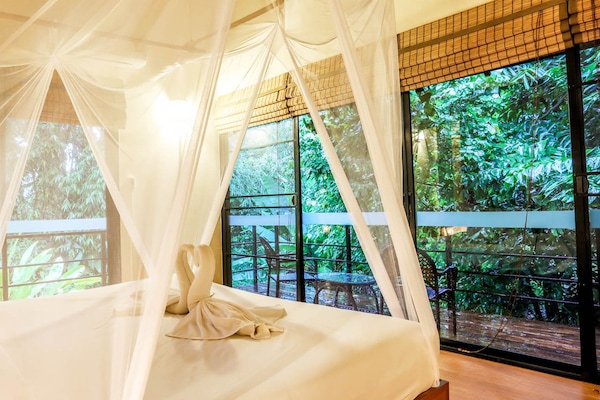 Deluxe Double Room | In-room safe, free cribs/infant beds, rollaway beds, bed sheets