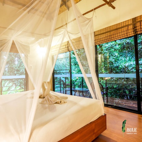 Deluxe Double Room  | In-room safe, free cribs/infant beds, rollaway beds, bed sheets