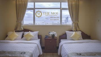 Quarto triplo standard | Frigobar, escrivaninha, cortinas blackout, Wi-Fi de cortesia