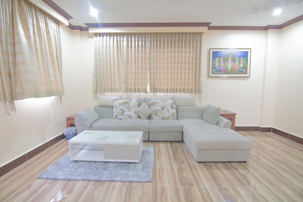 家庭客房, 1 間臥室, 城市景觀 | 起居區 | 平面電視