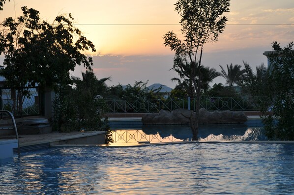 Una piscina al aire libre