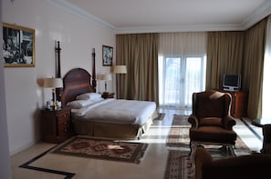 Escritorio, cortinas blackout y cunas gratuitas 