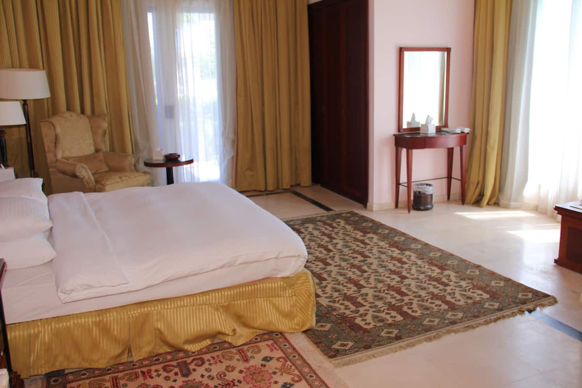 Habitación doble Deluxe, 1 cama King size, vista a la alberca | Escritorio, cortinas blackout y cunas gratuitas