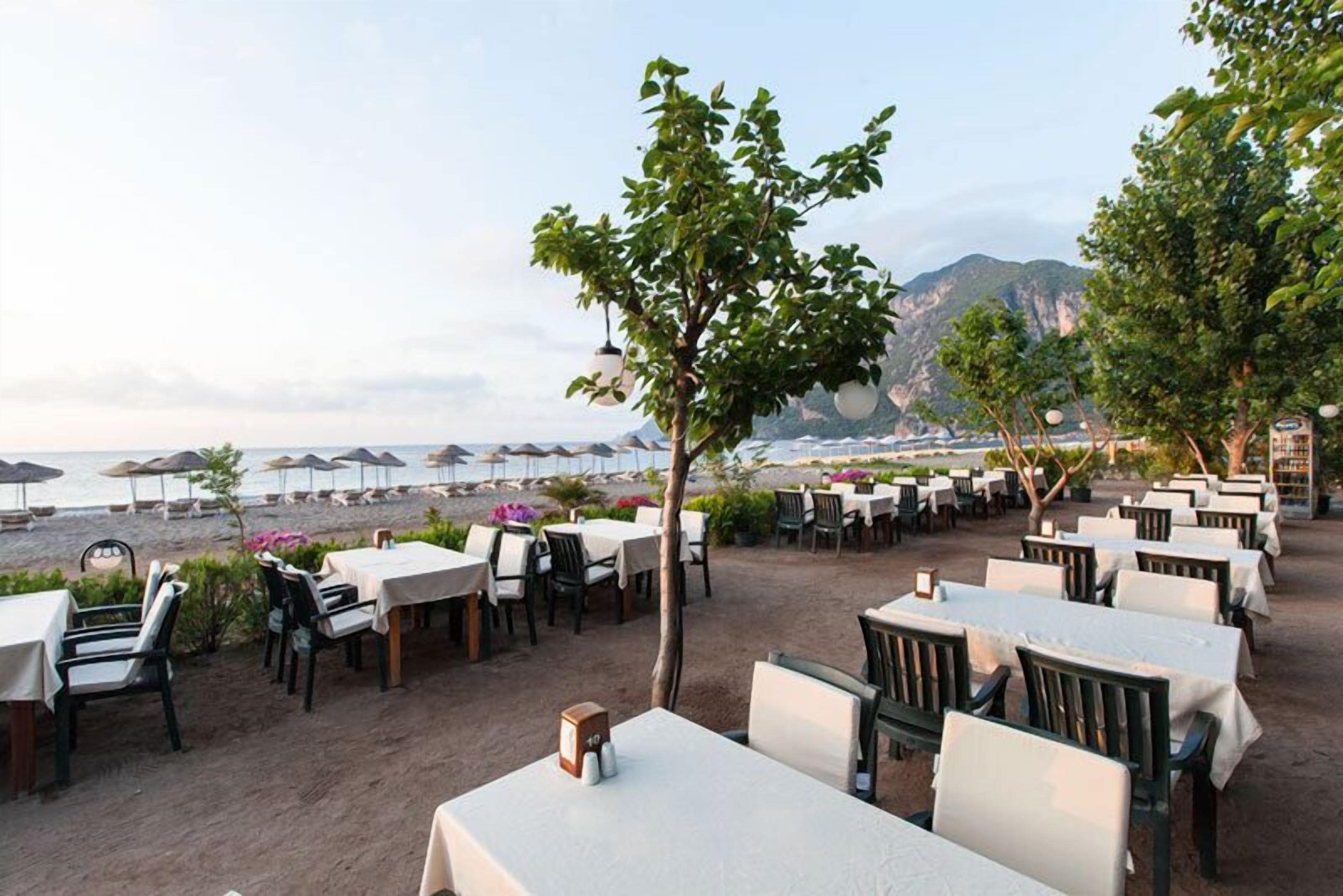 2 restaurantes, com serviço de café da manhã e almoço; culinária turca