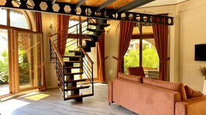Villa Deluxe | Área de sala de estar | Televisión y chimenea 