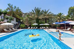Outdoor pool, pool umbrellas, sun loungers - Aida Hotel (Kemer)