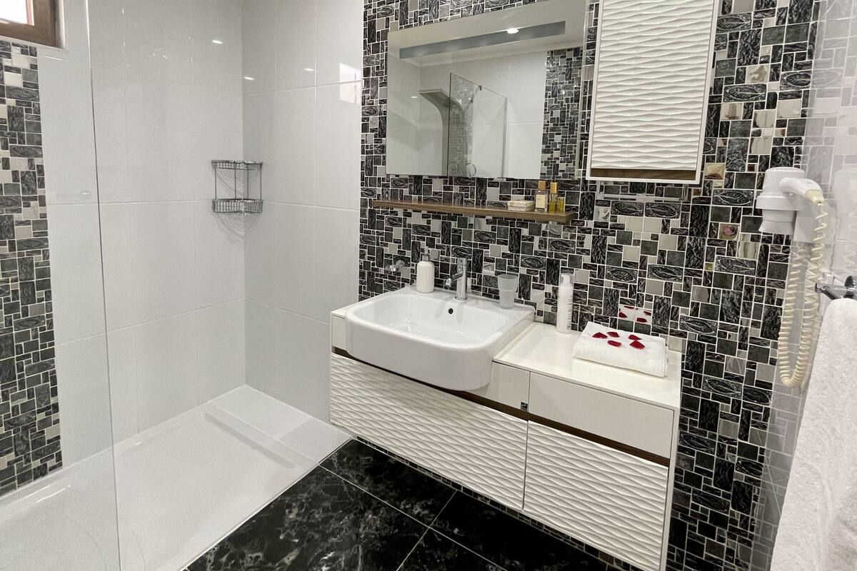 deluxe bungalow | bathroom | shower, hair dryer, towels