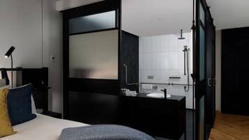 QT Accessible King Room | Bathroom