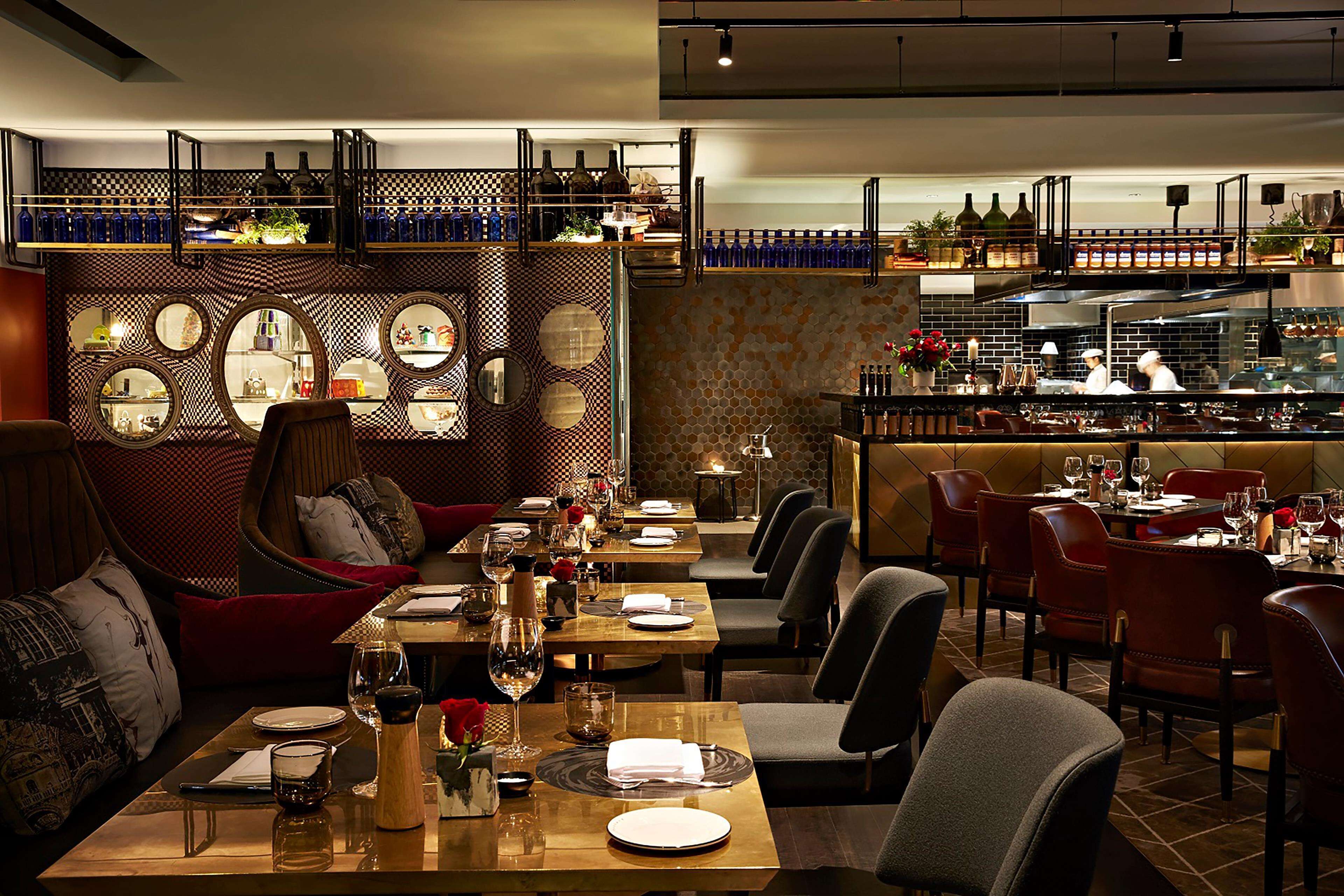 Ein Restaurant mit mehreren Tischen, Stühlen und einer Bar.