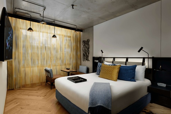 Luxe beddengoed, een minibar, een kluis op de kamer