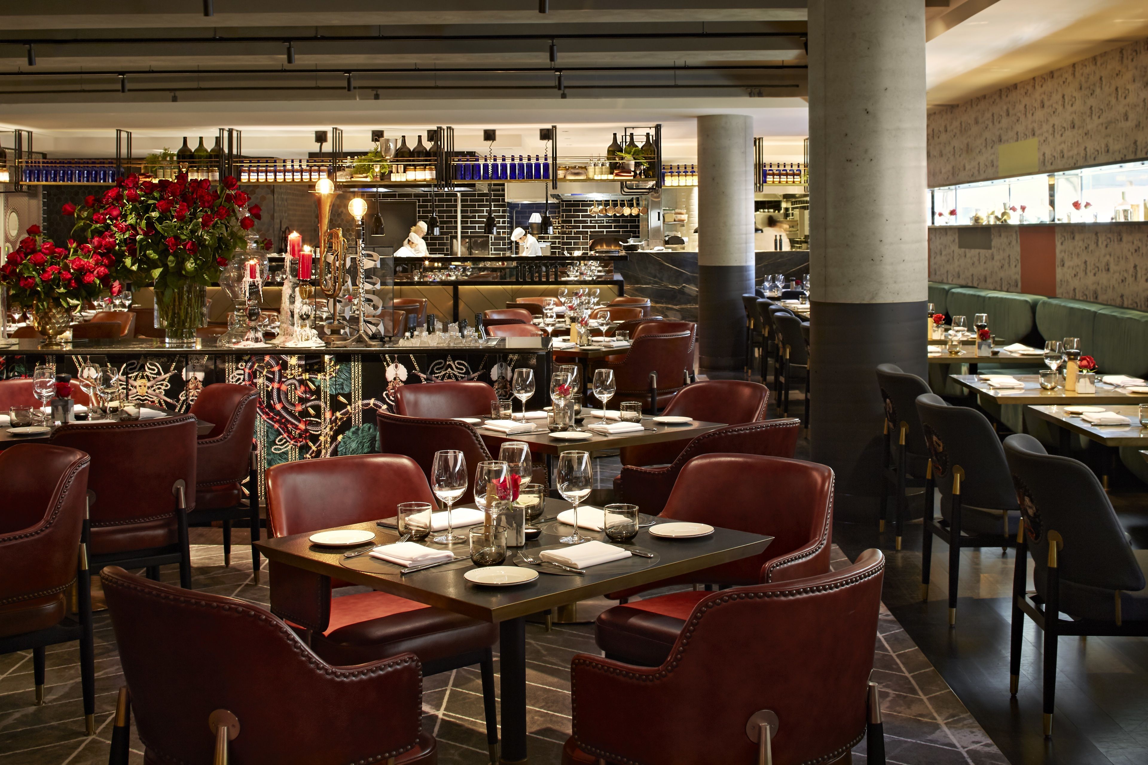 供应早餐、午餐和晚餐，时尚欧洲菜