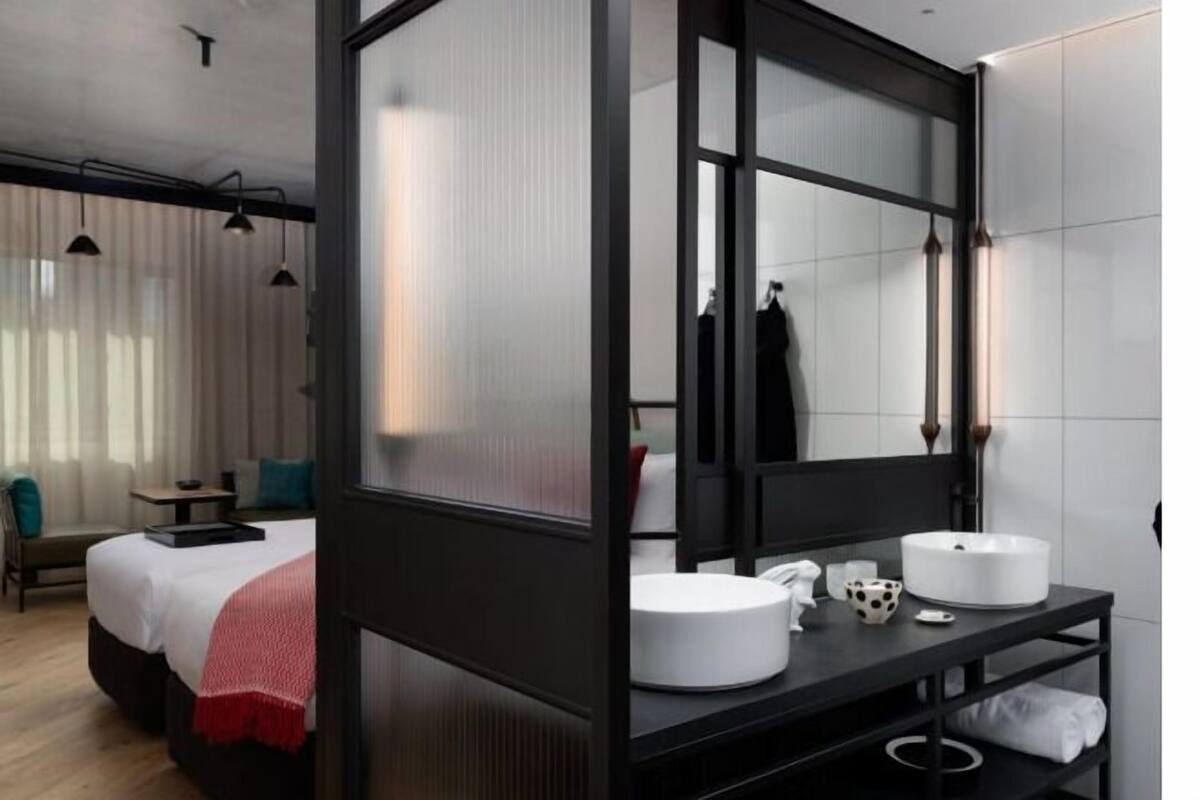 Roupas de cama premium, frigobar, cofres nos quartos, cortinas blackout
