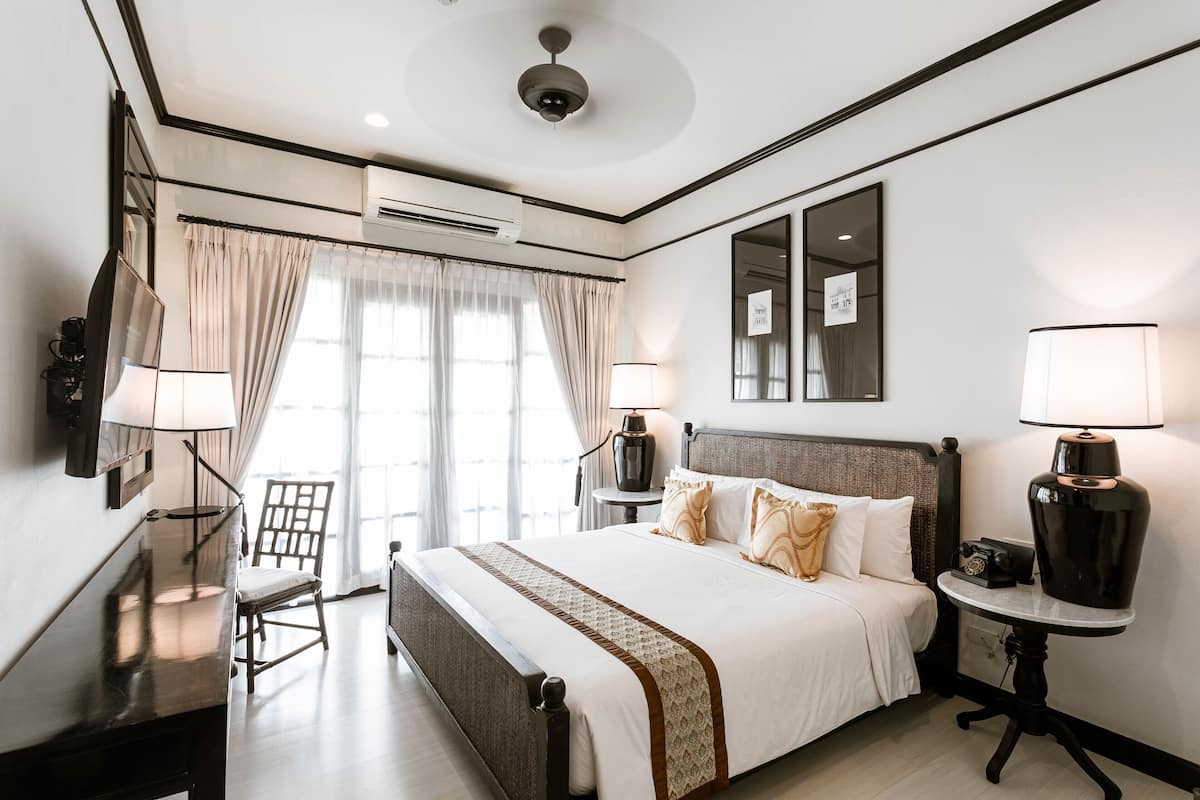 Heritage Deluxe Room | Minibar, in-room safe, desk, laptop workspace
