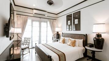 Heritage Deluxe Room | Minibar, värdeförvaringsskåp på rummet och skrivbord