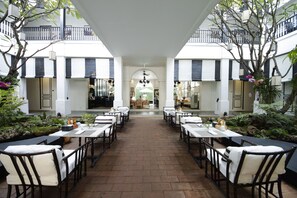 Outdoor dining - 99 The Heritage Hotel (Chiang Mai)