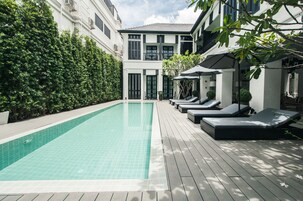 Una piscina al aire libre