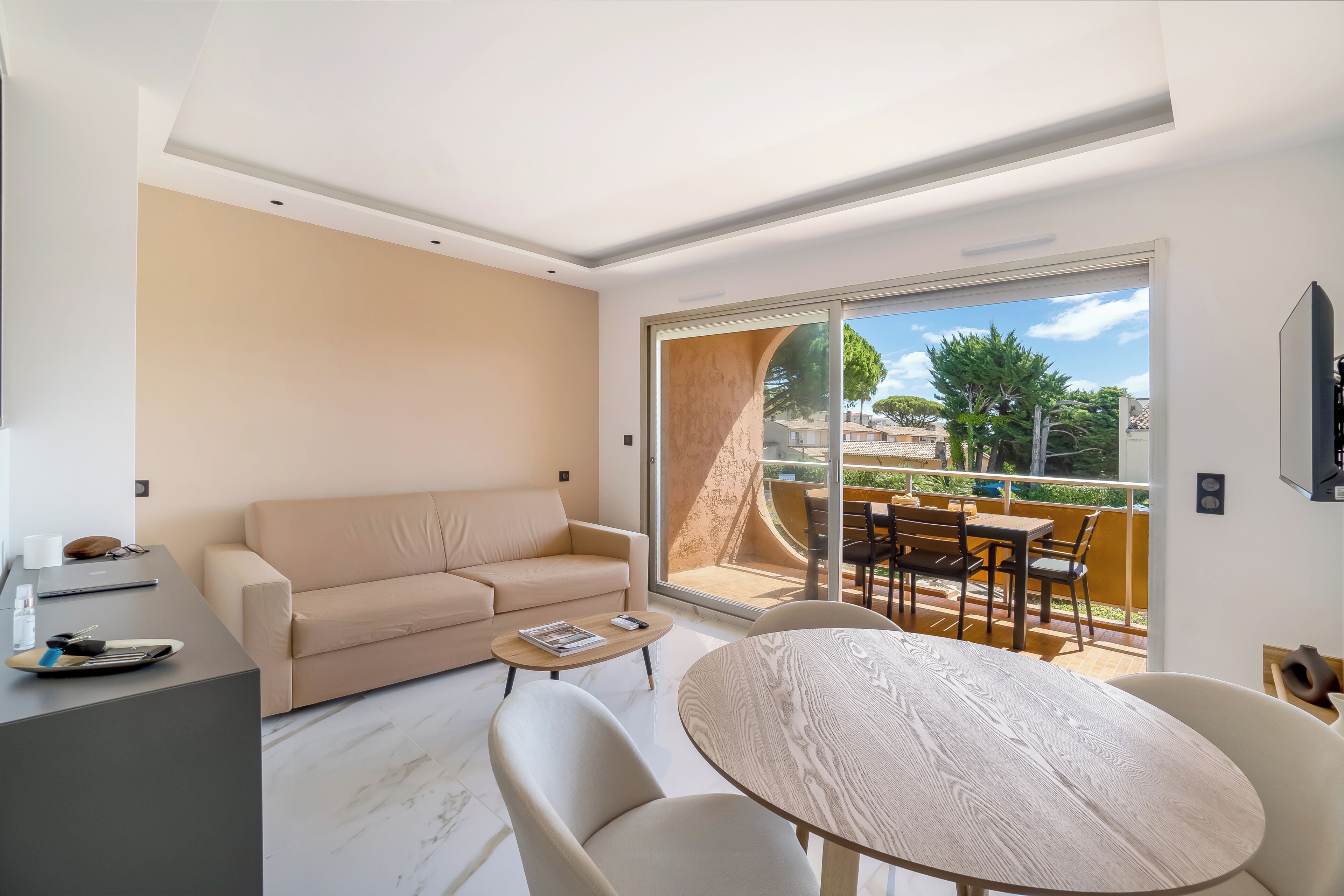 Deluxe Penthouse, Pool View | Living area | Flat-screen TV
