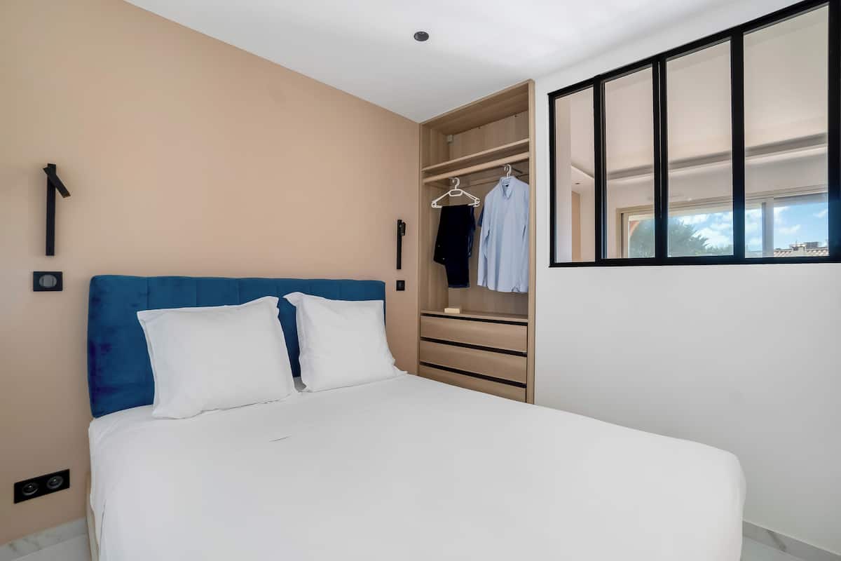 Penthouse Deluxe, vue piscine | Chambres insonorisées, fer et planche à repasser, Wi-Fi gratuit