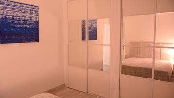 Apartemen, 1 kamar tidur, pemandangan kebun | 1 kamar tidur, busa memori, kedap suara, dan setrika/meja setrika