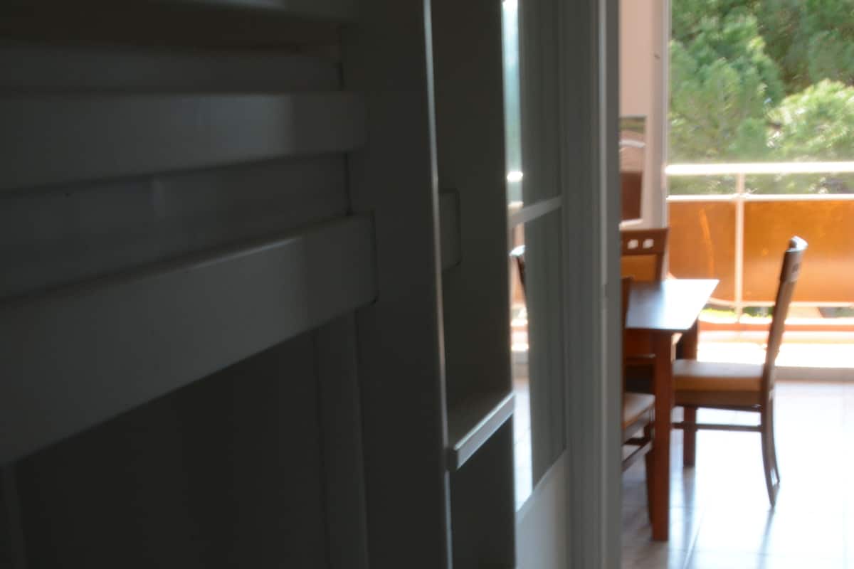 Estudio, balcón, vista al mar | 1 habitación, camas con efecto memoria y insonorización