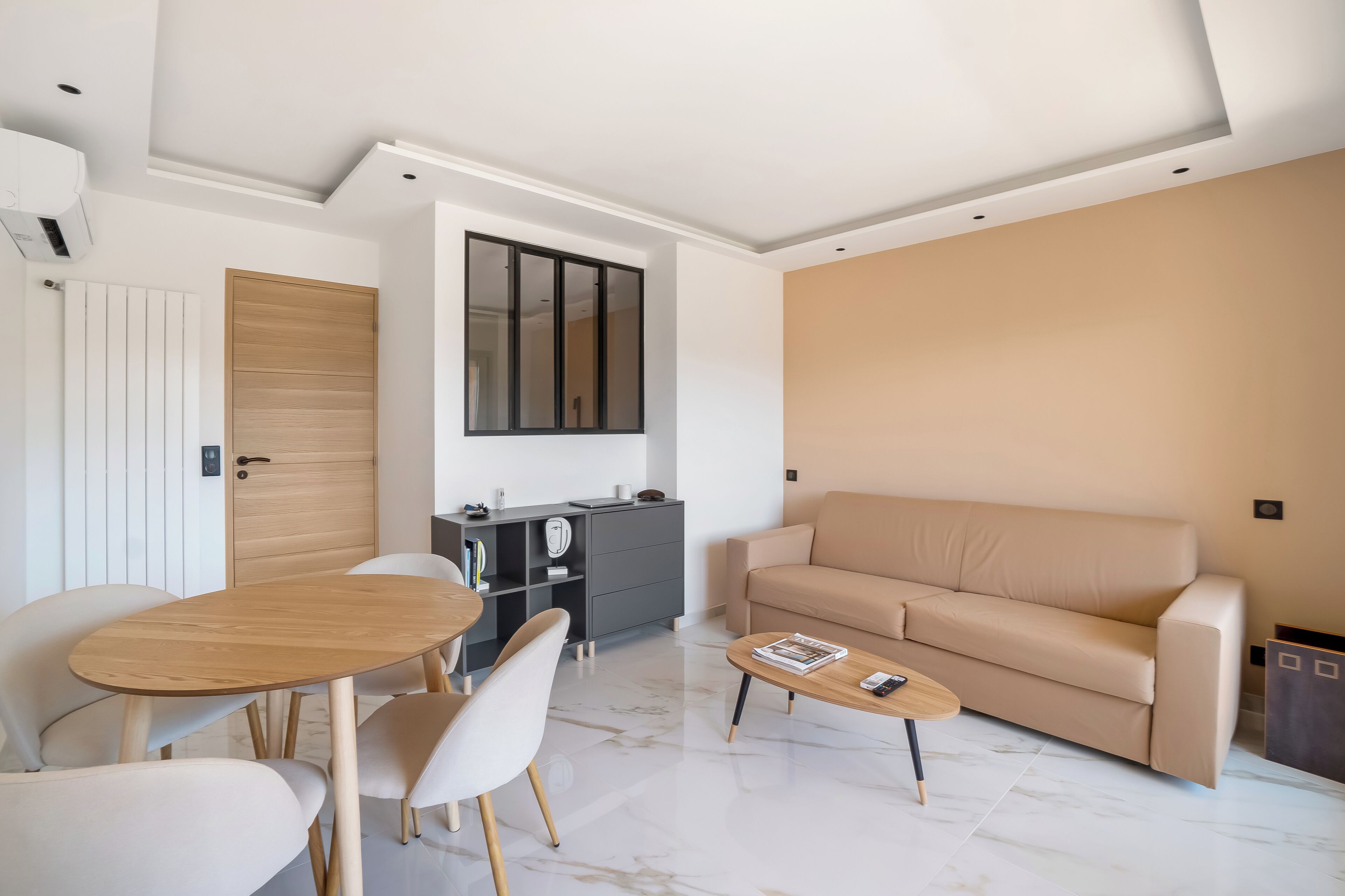 Deluxe penthouse, uitzicht op zwembad | Woonruimte | Een flatscreentelevisie