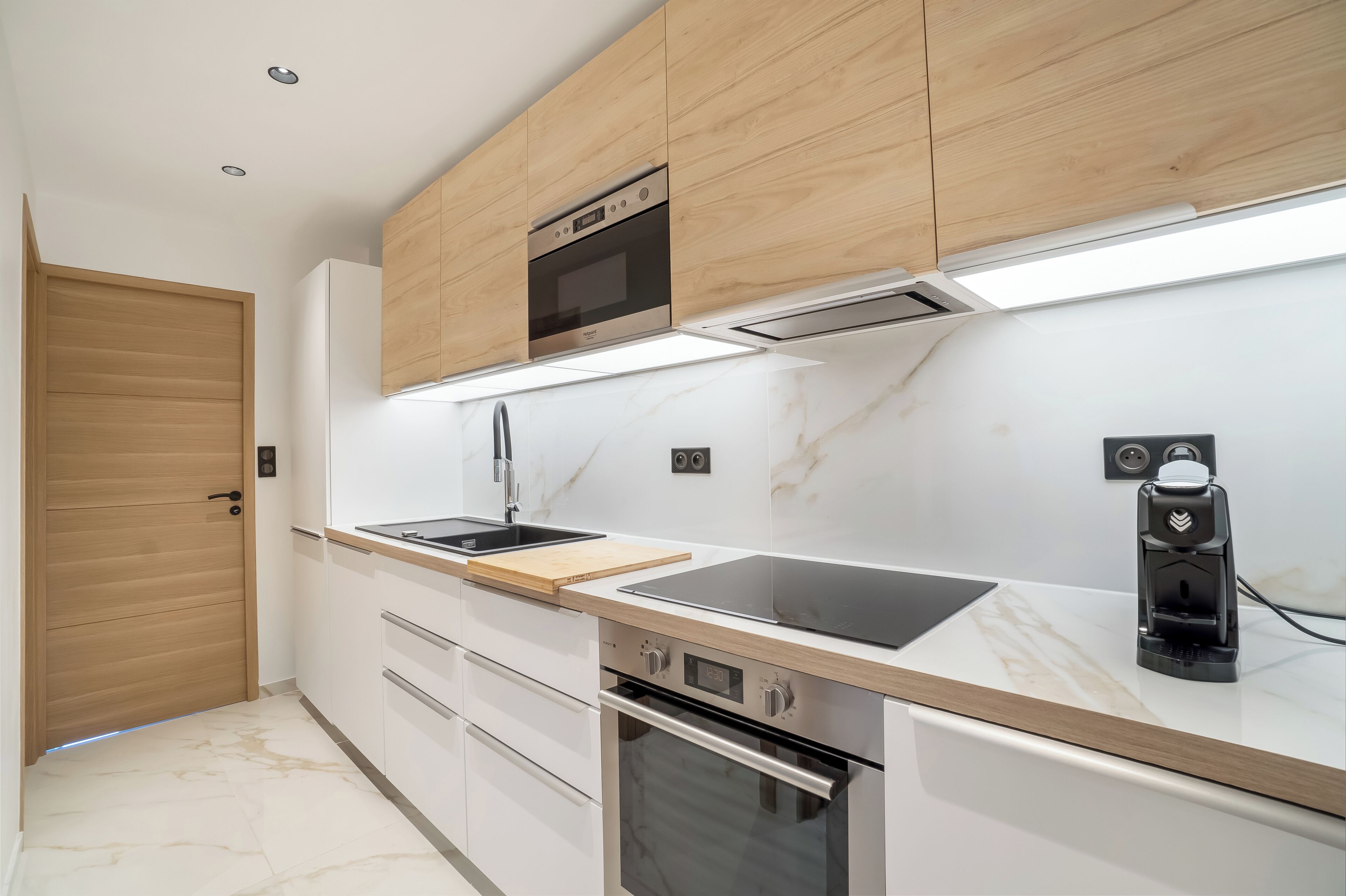 Deluxe Penthouse, Pool View | Private kitchen | Microwave, oven, stovetop, dishwasher