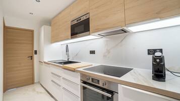 Deluxe Penthouse, Pool View | Private kitchen | Microwave, oven, stovetop, dishwasher