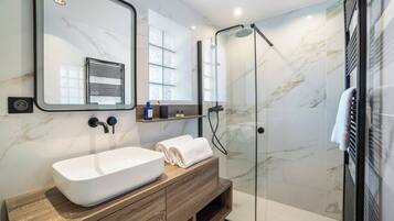 Deluxe Penthouse, Pool View | Bathroom | Shower, rainfall showerhead, hair dryer, towels