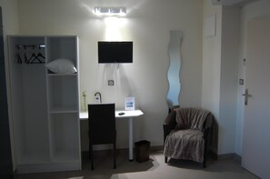 Desk, soundproofing, free WiFi - Hotel l Escale (Sanilhac)