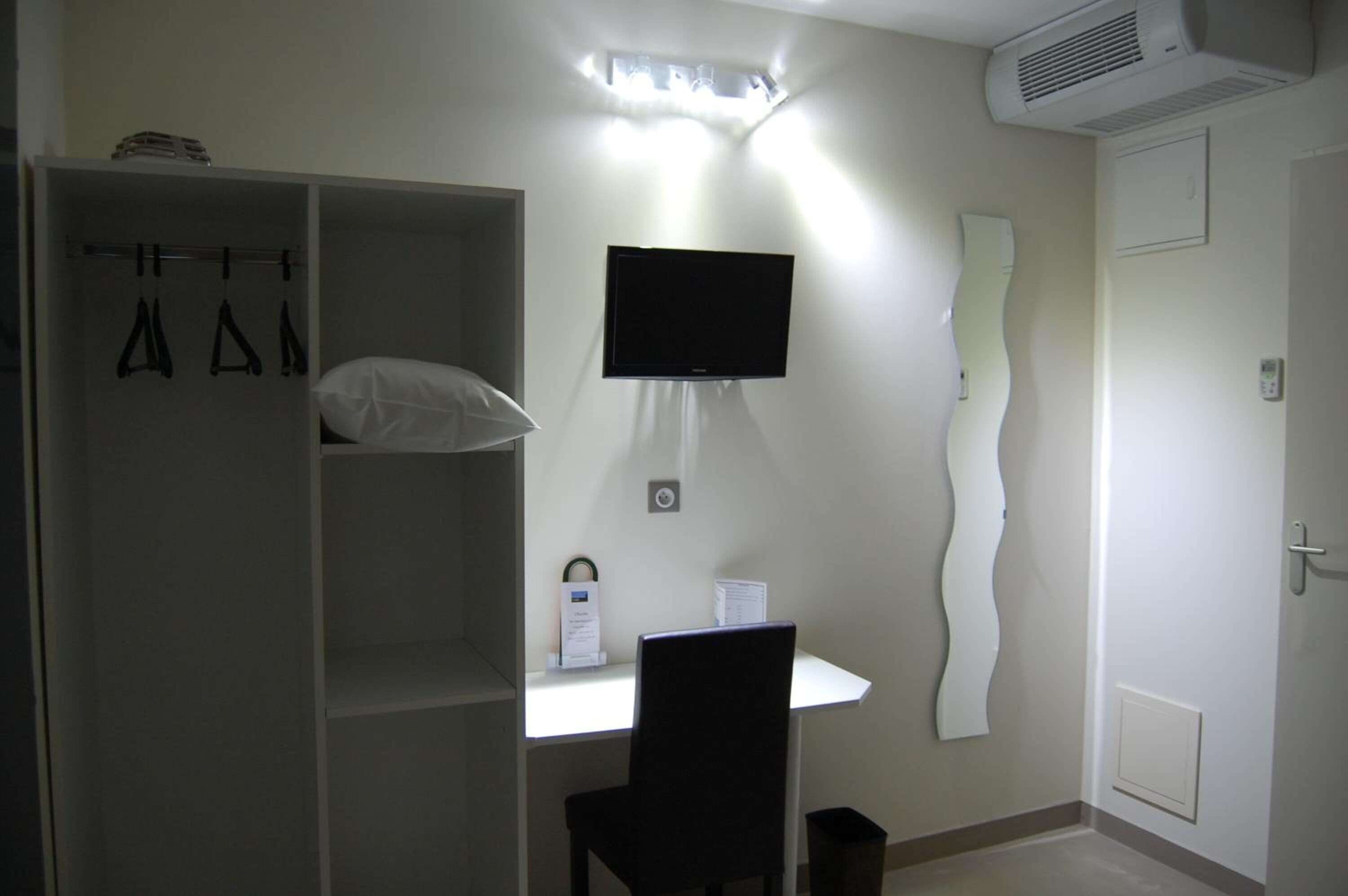 desk, soundproofing, free wifi