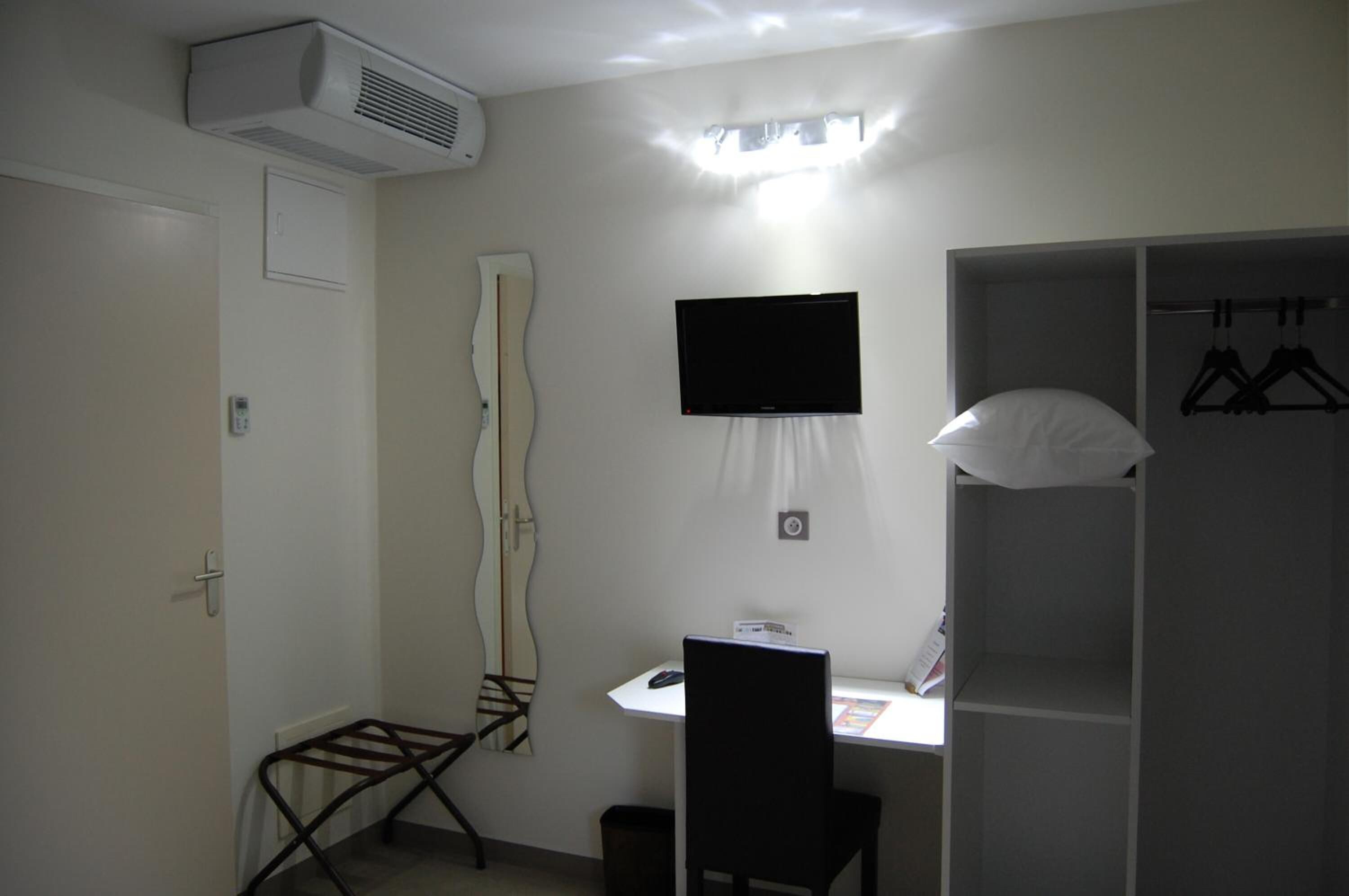 desk, soundproofing, free wifi