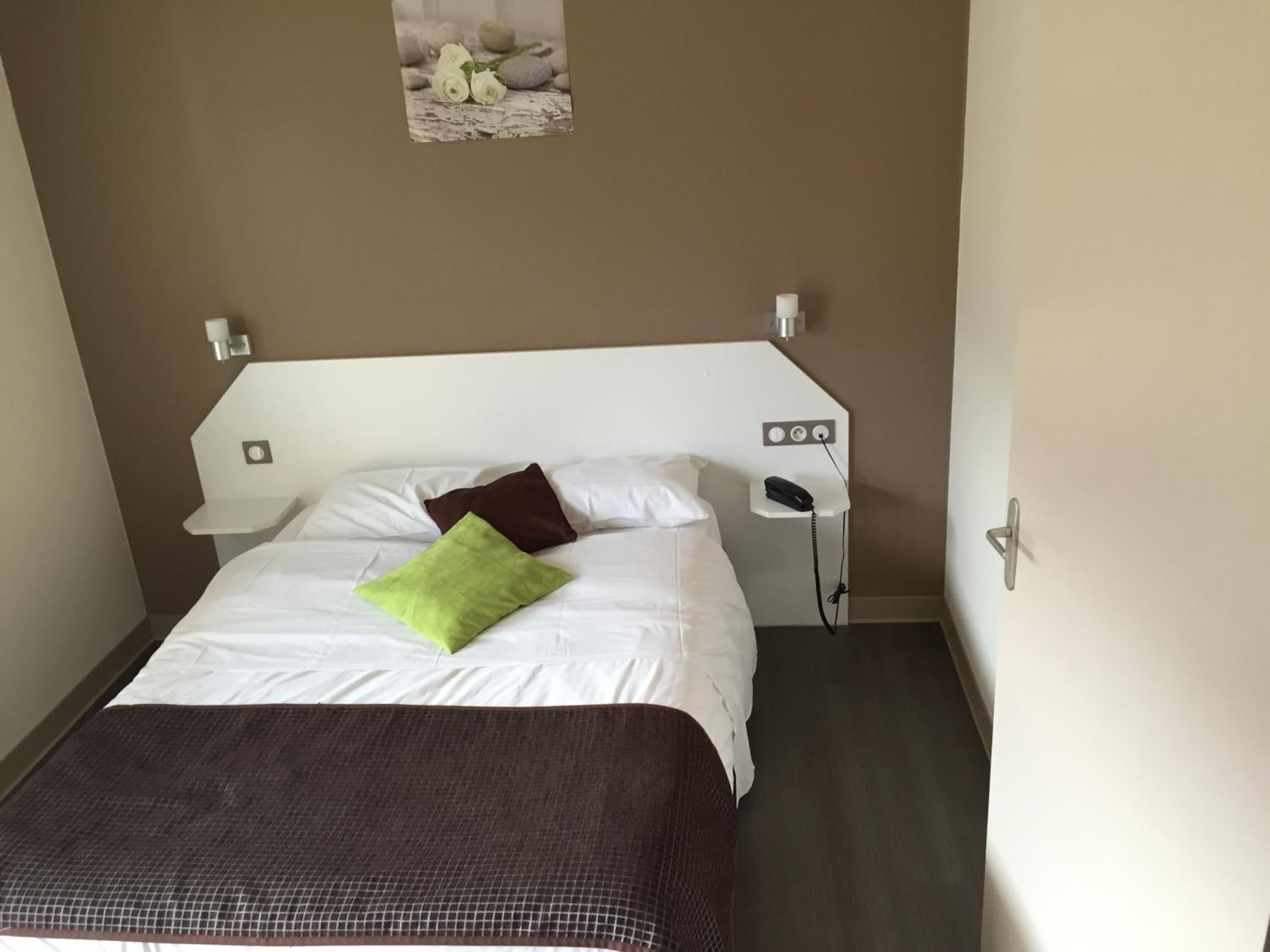 desk, soundproofing, free wifi