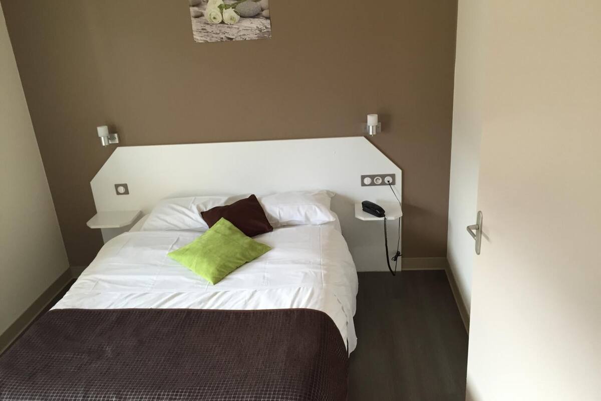 desk, soundproofing, free wifi