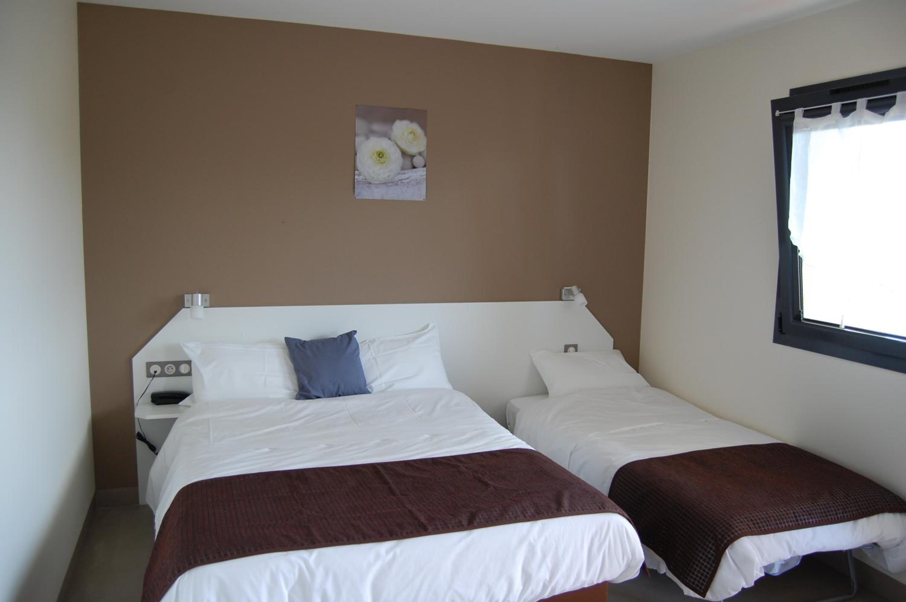 desk, soundproofing, free wifi