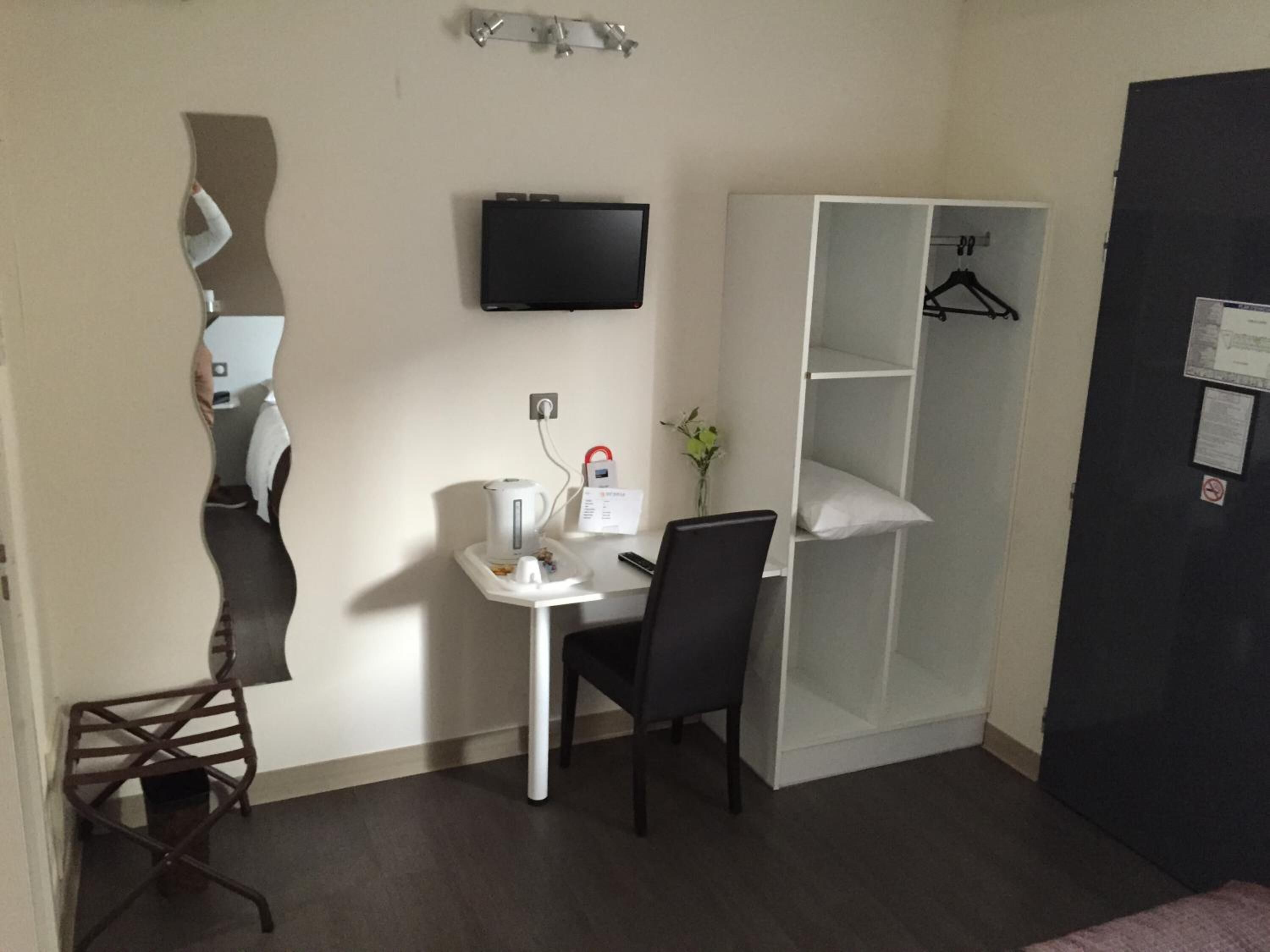 desk, soundproofing, free wifi