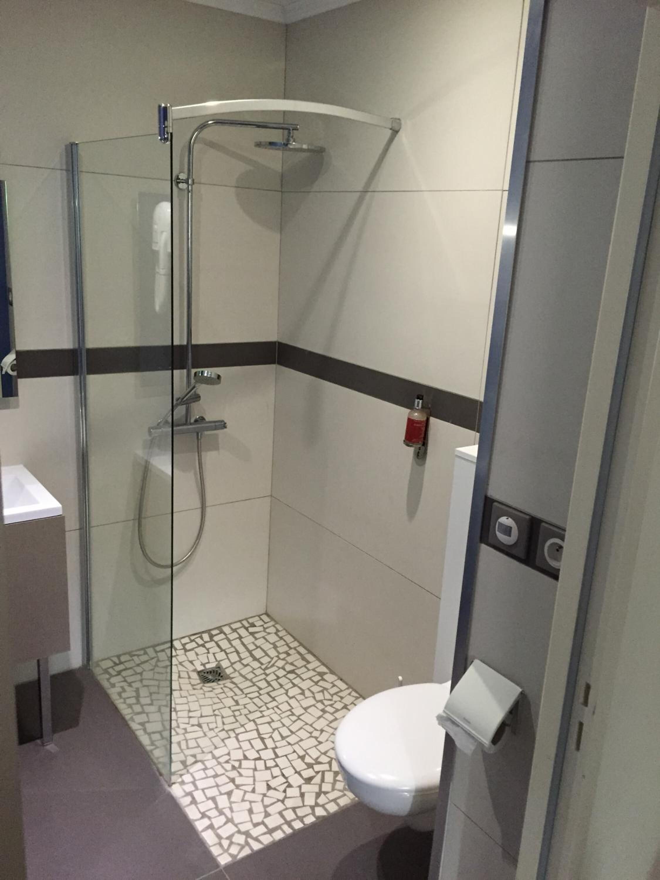 shower, rainfall showerhead, free toiletries, towels