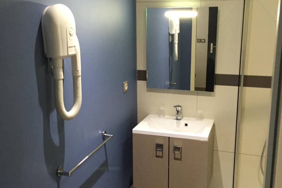 shower, rainfall showerhead, free toiletries, towels