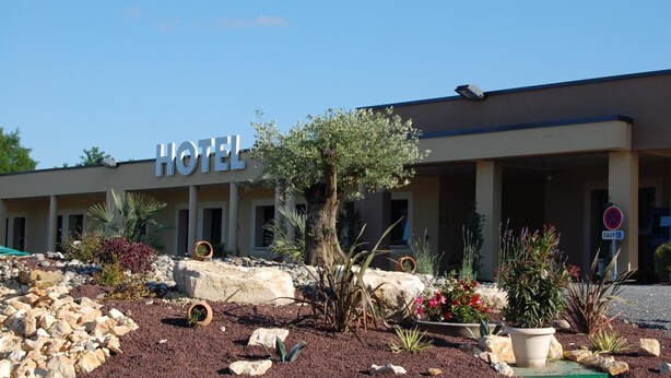 A hotel with a sign, outdoor plants, and a clear sky. - Hotel l Escale (Sanilhac)