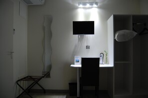 Desk, soundproofing, free WiFi - Hotel l Escale (Sanilhac)