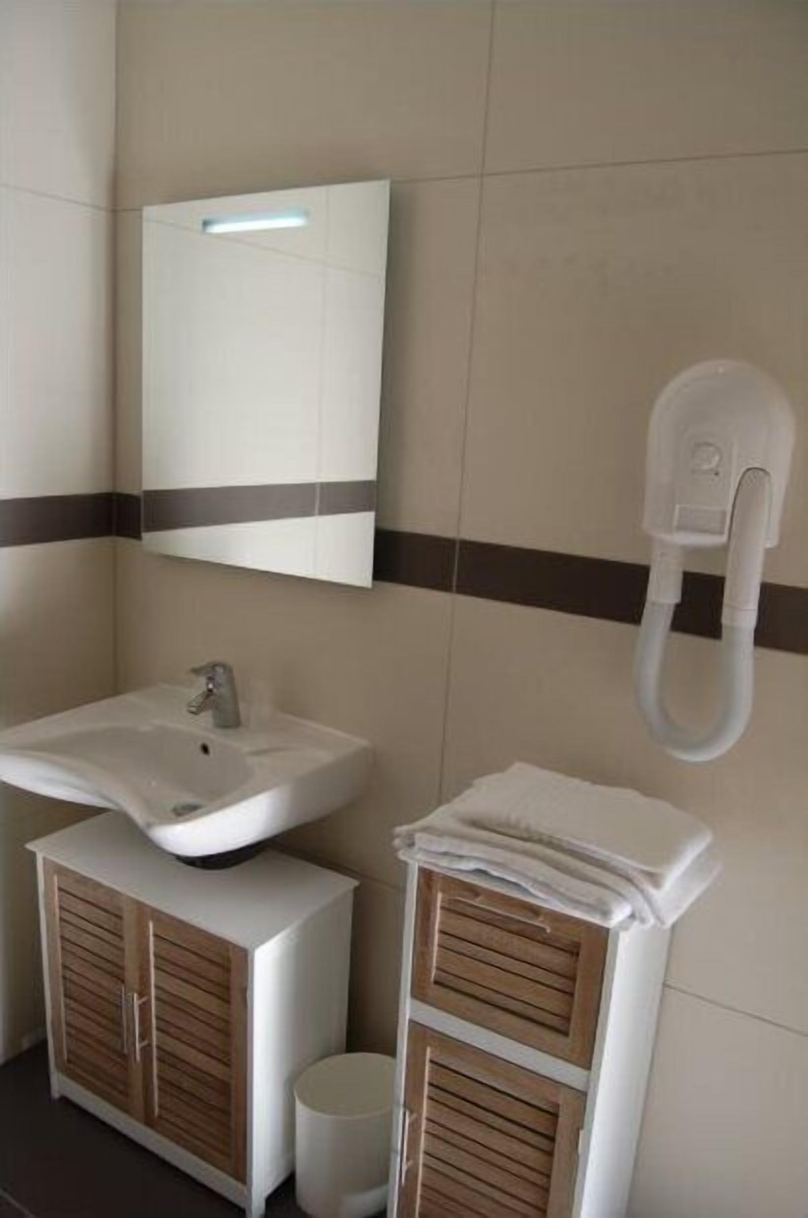 triple room | bathroom | shower, rainfall showerhead, free toiletries, towels