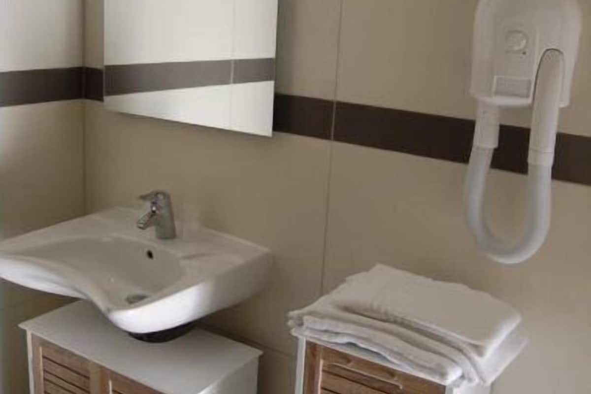 triple room | bathroom | shower, rainfall showerhead, free toiletries, towels
