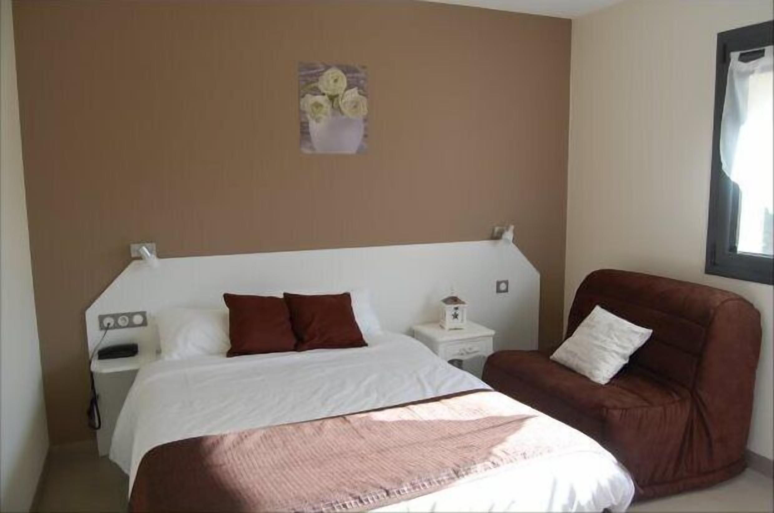 desk, soundproofing, free wifi