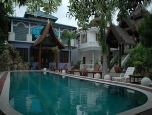 Outdoor pool - Emerald Land Hotel (Mandalay)