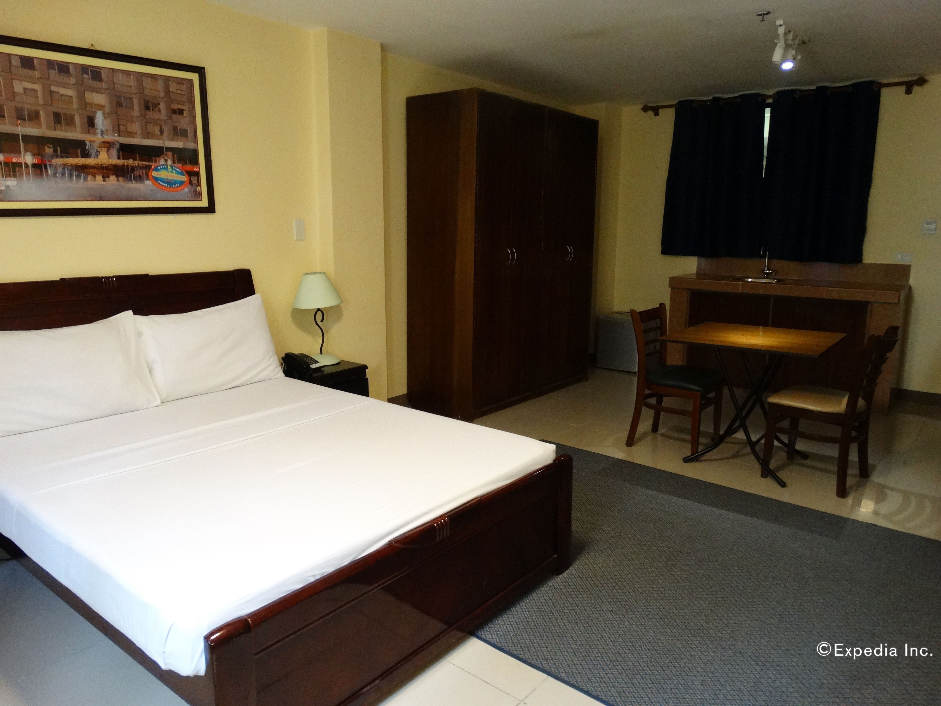 デスク、遮光カーテン、WiFi (無料)