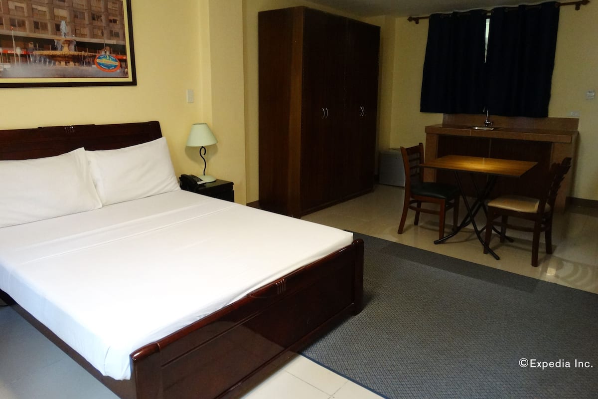 Schreibtisch, Verdunkelungsvorhänge, kostenloses WLAN