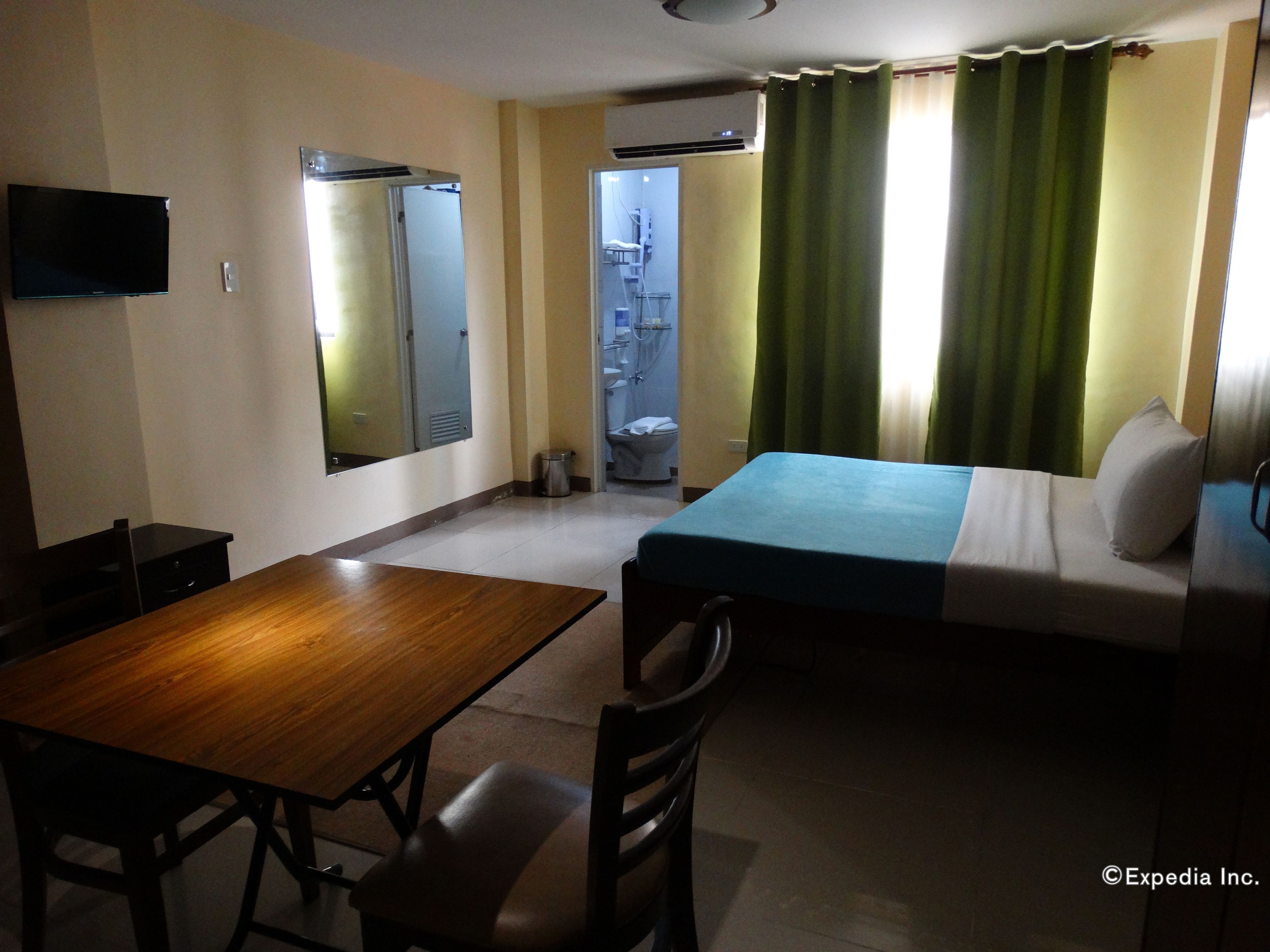 デスク、遮光カーテン、WiFi (無料)