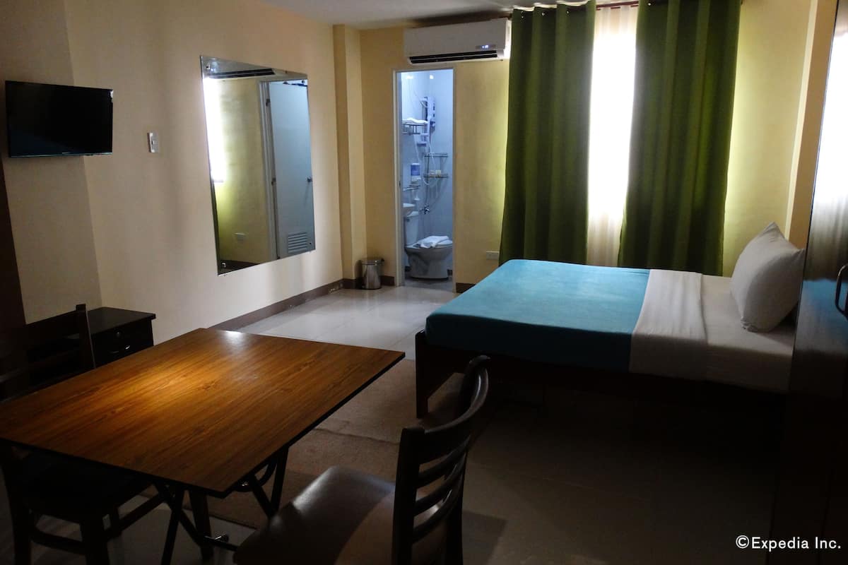 Schreibtisch, Verdunkelungsvorhänge, kostenloses WLAN