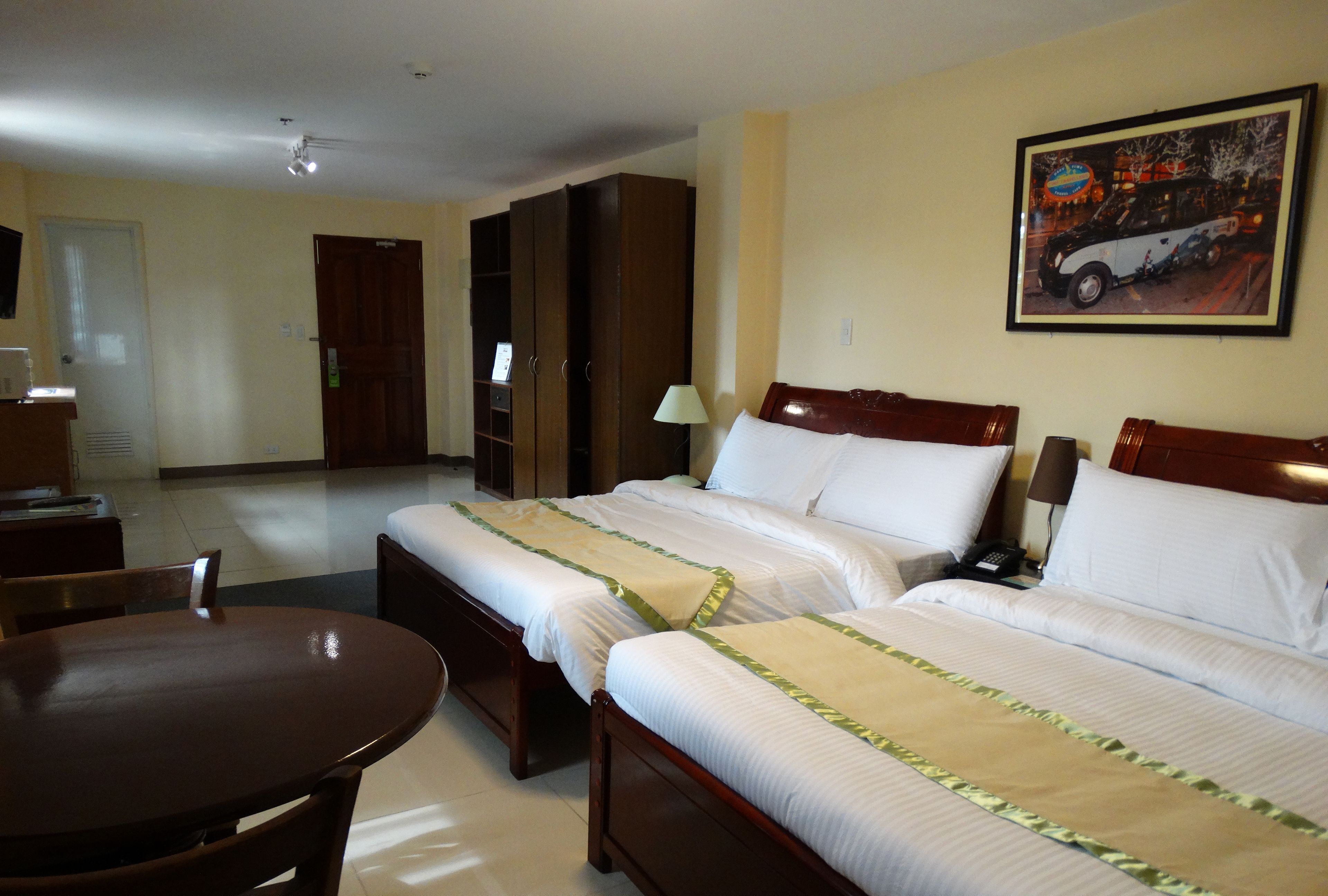 デスク、遮光カーテン、WiFi (無料)